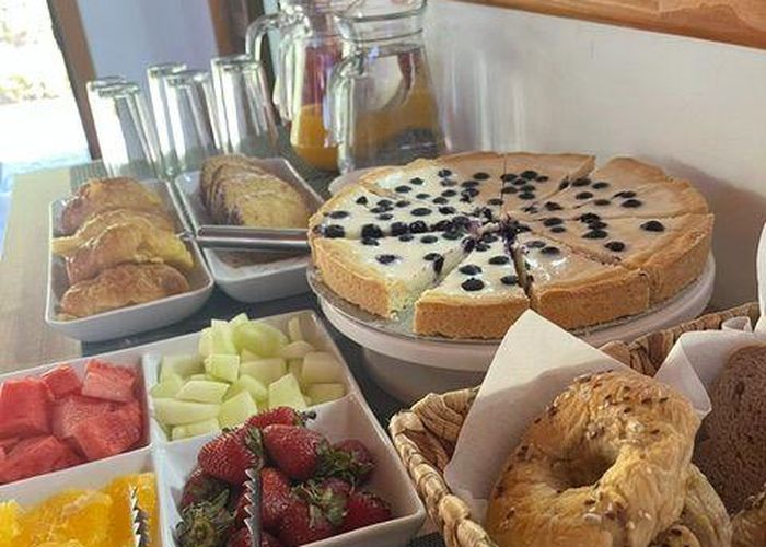 Mesa de coffee break con repostería casera en Casa Parral