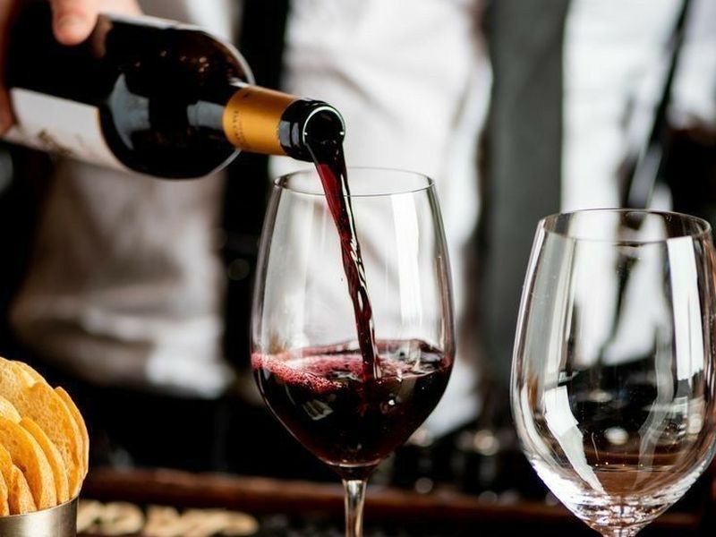 Servicio de vino con tabla de quesos y charcutería en Casa Parral