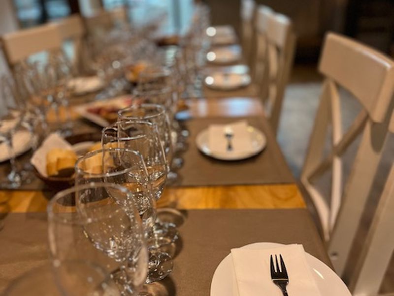 Mesa montada con copas y cubiertos para una celebración en Casa Parral
