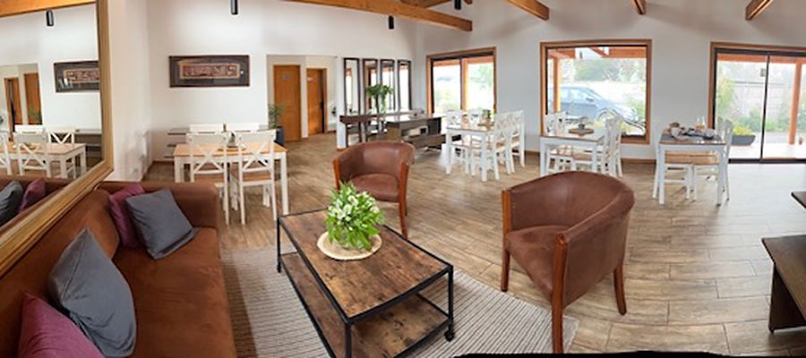 Sala de estar contigua al salón de eventos de Casa Parral