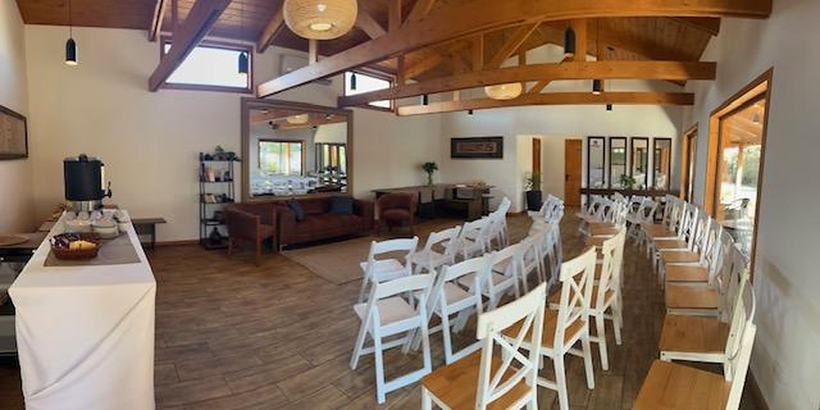 Salón de eventos de Casa Parral montado con mesas y sillas
