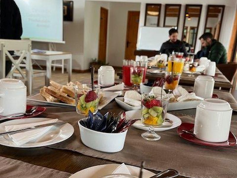 Salón de Casa Parral montado para una capacitación, con proyector